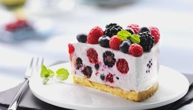 Картинка: Торт, ягоды, малина, ежевика, черника, кусочек, листики, вилка, тарелка