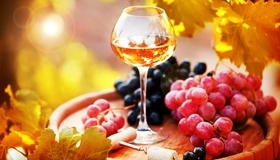 Картинка: Бокал, вино, виноград, лоза, гроздь, бочка, штопор, листья, осень, блики