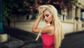 Картинка: Девушка, блондинка, макияж, волосы, рука, улица, размытость