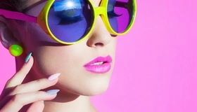 Картинка: Девушка, лицо, губы, макияж, очки, маникюр, розовый