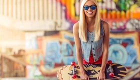 Картинка: Блондинка, очки, улыбка, скейтборд, размытость, граффити
