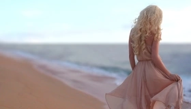 Картинка: Девушка, блондинка, волосы, спина, платье, песок, пляж, вода, море, небо, горизонт