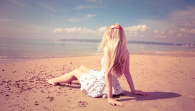 Картинка: Девушка, блондинка, волосы, заколка, платье, сидит, пляж, песок, море, горизонт, небо, облака