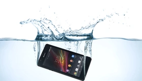 Картинка: Sony, Xperia, ZR, телефон, смартфон, вода, брызги, погружение