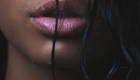 Картинка: Макро, девушка, брюнетка, губы, блеск, волосы, капли