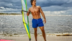 Картинка: Мужчина, спортсмен, виндсерфинг, парусная доска, виндсёрф, тучи, песок, берег, море, пляж, накачанный, пресс