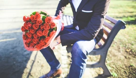 Картинка: Мужчина, костюм, розы, цветы, букет, романтика, скамейка, тень