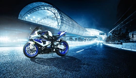 Картинка: BMW, мотоцикл, бело-синий, колёса, свет, дорога, разметка