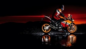Картинка: Байкер, брызги, вода, закат, мотоцикл, байк, Honda, Repsol, свет
