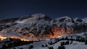 Картинка: Горы, ночь, небо, звёзды, огни, деревья, снег, зима, база