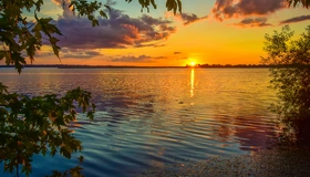 Картинка: Озеро, вода, волны, отражение, закат, солнце, деревья, листья, небо, облака, лето