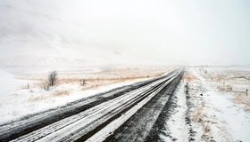 Картинка: Дорога, зима, снег, поле, забор, метки, трава, гора, туман