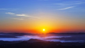 Картинка: Небо, солнце, закат, горы, туман, опоры лэп