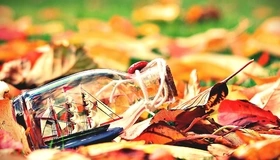 Картинка: Бутылка, кораблик, паруса, мачта, листья, осень
