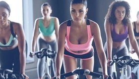 Картинка: Девушки, спорт, группа, велотренажеры, спортзал, взгляд, грудь, форма