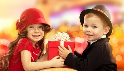 Image: Мальчик, девочка, дети, шляпа, подарок, праздник, улыбка, настроение, счастье