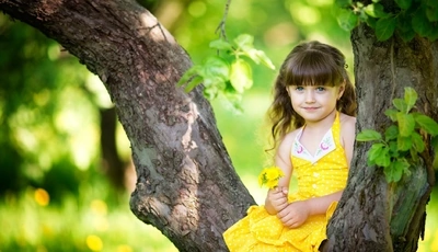 Картинка: Девочка, сарафан, жёлтый, одуванчики, дерево, зелень, лето