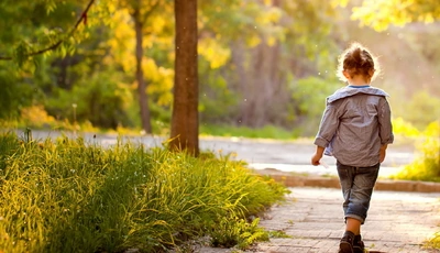 Картинка: Девочка, ребёнок, парк, аллея, прогулка, трава, деревья, листья, свет, лучи, лето
