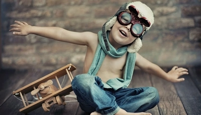 Картинка: Мальчик, игра, вертолёт, игрушка, очки, шапка