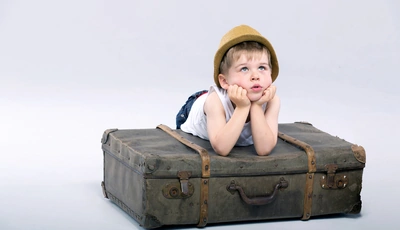 Image: Мальчик, шляпа, смотрит, чемодан, фон