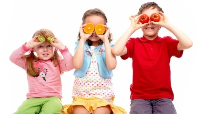 Image: Дети, трое, мальчик, девочки, игра, настроение, позитив, киви, апельсин, дольки, помидоры, белый фон