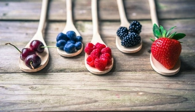 Image: Ложки, деревянные, ягоды, малина, ежевика, виктория, клубника, черешня, голубика