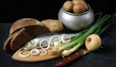 Image: Картофель, печёный, селёдка, рыба, лук, кольца, хлеб, доска, нож