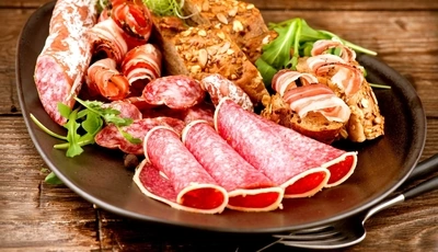 Картинка: Нарезка, мясо, колбаса, салями, батон, тарелка, вилка