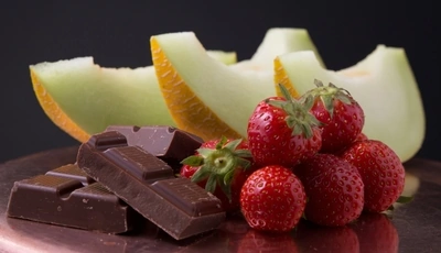Image: Дыня, дольки, клубника, ягоды, шоколад, кусочки