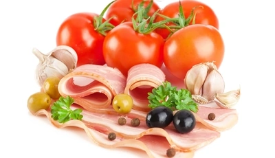 Картинка: Помидоры, овощи, бекон, оливки, чеснок, белый фон