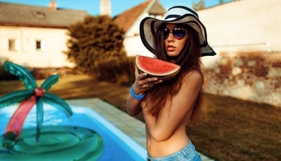 Картинка: Брюнетка, шляпа, арбуз, девушка, очки, лето, бассейн