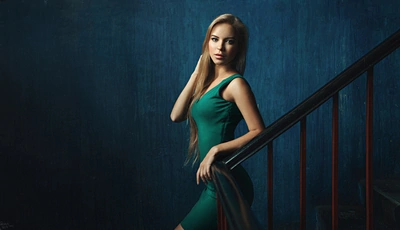 Image: Девушка, блондинка, длинные волосы, зелёное платье, лестница, перила
