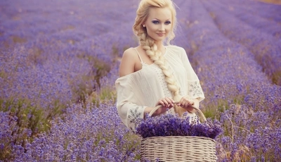Image: Блондинка, девушка, волосы, коса, макияж, шлаза, взгляд, улыбка, корзина, поле, лаванда, цветы