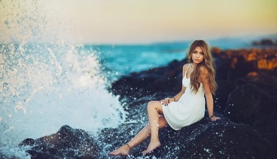 Image: Девушка, длинные волосы, сарафан, браслеты, сидит, камни, волны, брызги, море, вода, горизонт