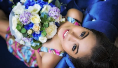 Image: Девушка, брюнетка, лицо, улыбка, глаза, макияж, букет, цветы, настроение