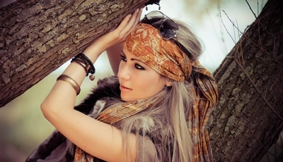 Картинка: Девушка, лицо, глаза, макияж, длинные волосы, блондинка, очки, браслеты, шарф, деревья