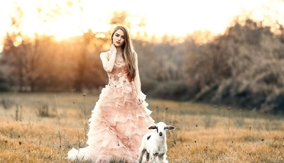 Картинка: Девушка, длинные волосы, платье, козлёнок, поле, закат