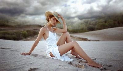 Картинка: Ксения Кокорева, модель, сидит, пляж, песок, шляпка, сарафан