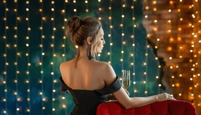Картинка: Девушка, платье, серьги, бокал, шампанское, спина, огни, гирлянда, торжество, праздник