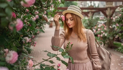 Картинка: Девушка, в розовом, платье, шляпка, настоение, розы, кустовые, сад, рюкзак, Кристина Кардава