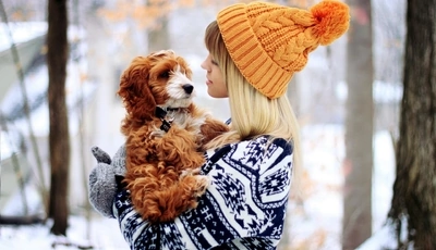 Image: Девушка, кофта, шапка, варежки, собака, друг, зима, снег, деревья, держит