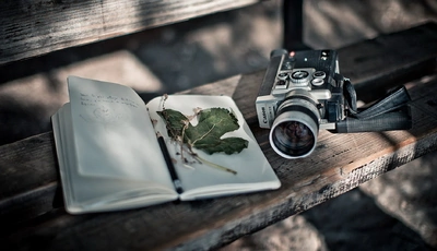 Картинка: Фотоаппарат, камера, Canon, книжка, листок, лежит, скамейка
