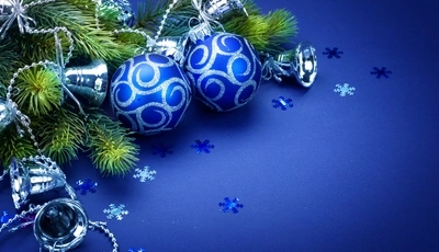 Картинка: Новый год, зима, шары, ёлочные игрушки, колокольчики, ветки, ель, снежинки, синий фон