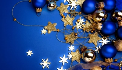 Картинка: Новый год, ёлочные шары, звёздочки, снежинки, украшение, бусинки, лежат, синий фон