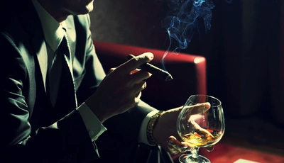 Картинка: Сигара, бокал, спиртное, коньяк, дым, мужчина, костюм
