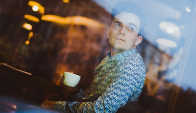 Image: Мужчина, лицо, взгляд, кафе, сидит, чашка, стекло, отражение