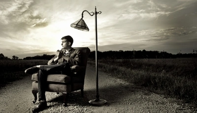 Картинка: Мужчина, сидит, кресло, торшер, светильник, фонарь, дорога, небо