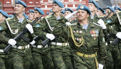 Image: ВДВ, парад, десант, армия, парни, мужчины, оружие, вооружённые, форма, берет