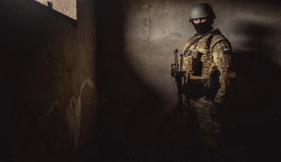 Image: Спецназ, боец, мужчина, форма, каска, отряд, автомат, оружие, флаг, Россия, укрытие, стены, окно, свет