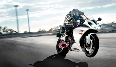 Картинка: Yamaha, байк, водитель, байкер, скорость, поворот, дорога, небо
